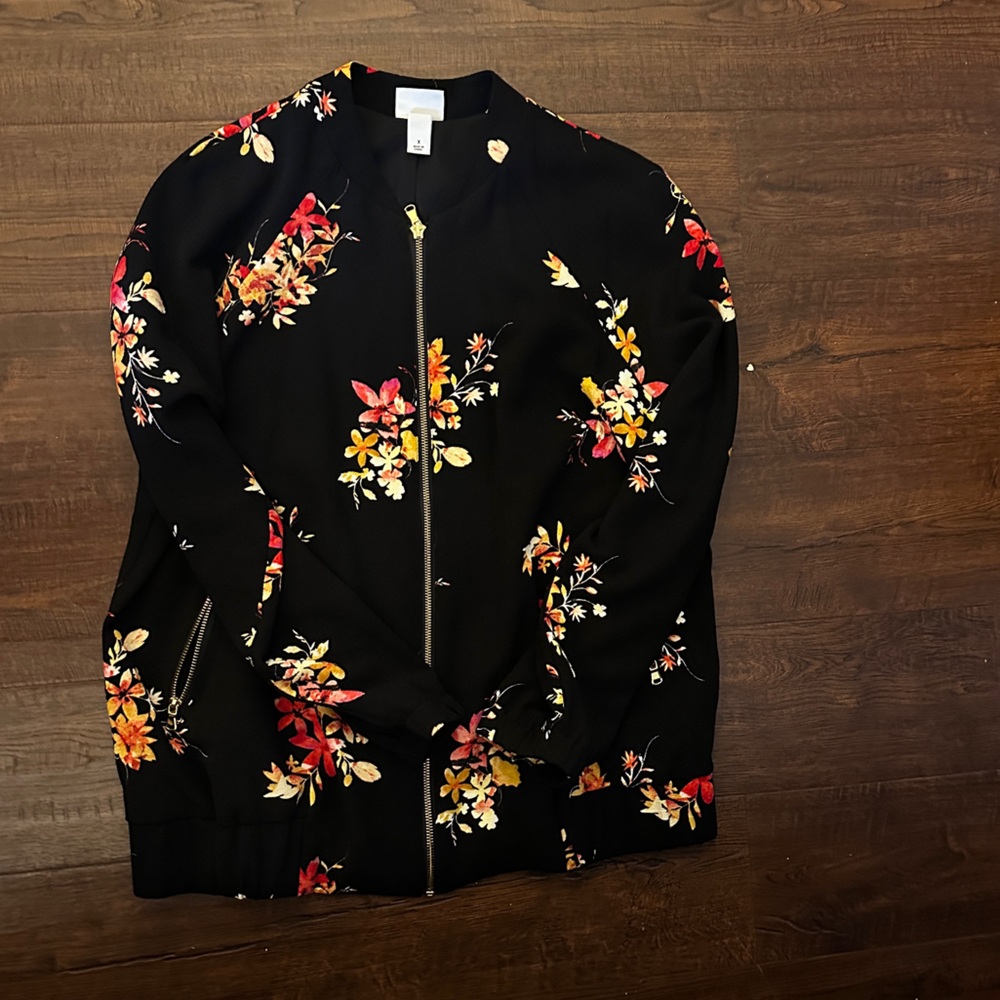 Floral Black Jacket with Zipper Detail